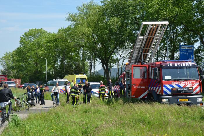 Scootmobiel belandt in sloot naast fietspad