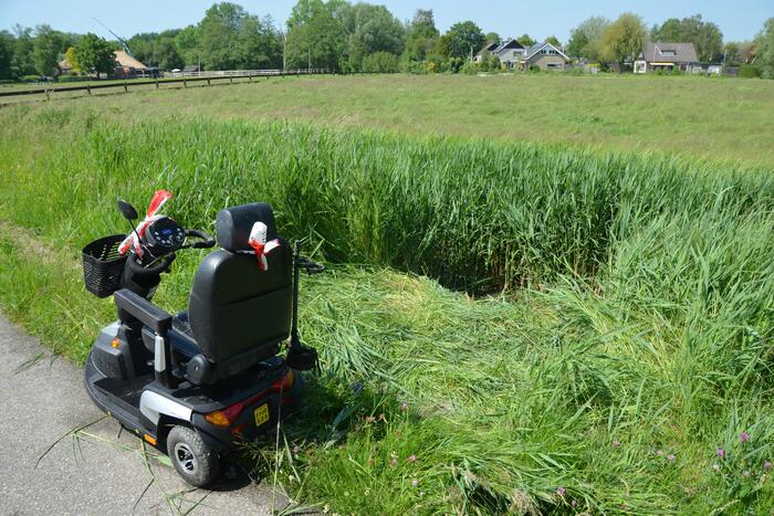 Scootmobiel belandt in sloot naast fietspad