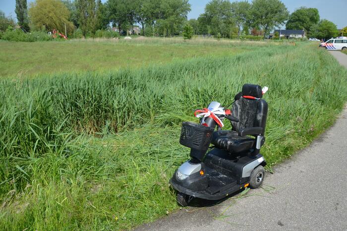 Scootmobiel belandt in sloot naast fietspad