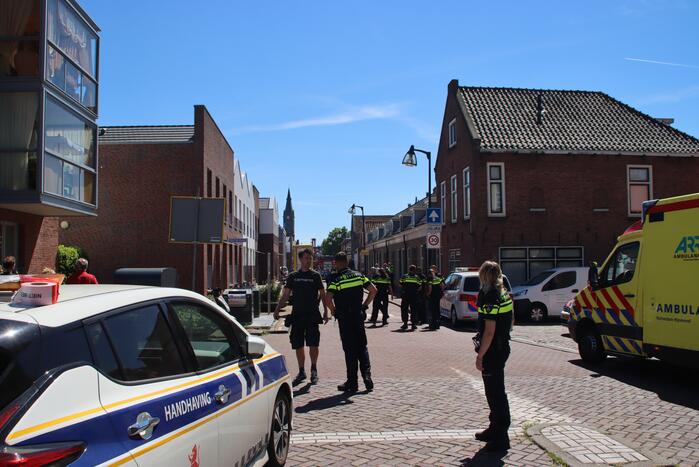 Enorme rookwolken bij zeer grote brand in woning