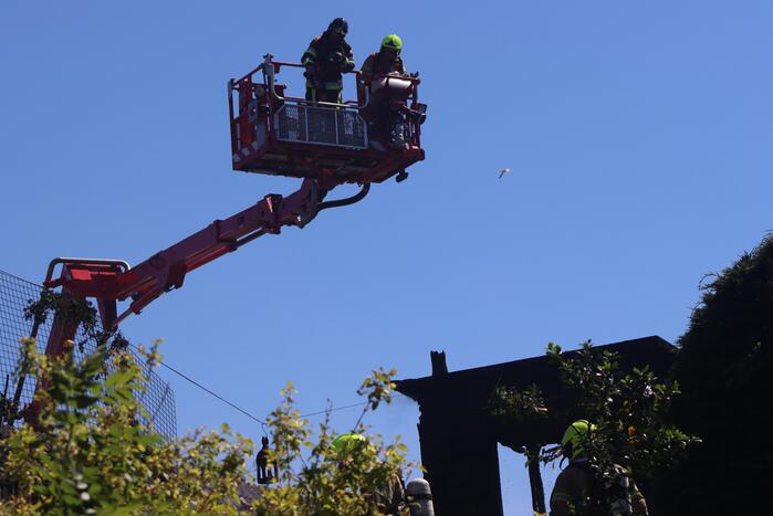 Enorme rookwolken bij zeer grote brand in woning