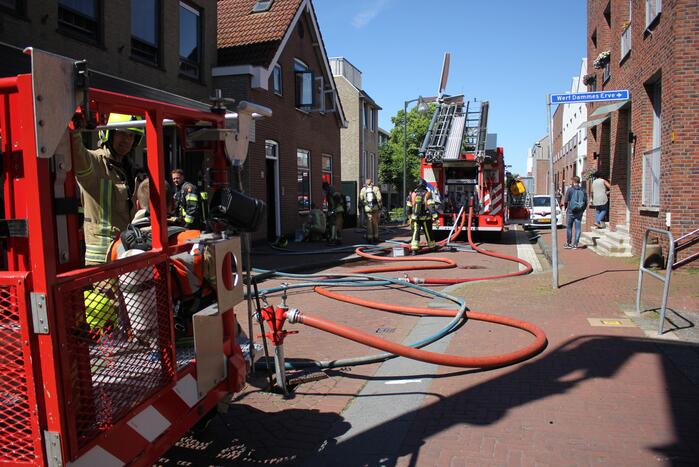Enorme rookwolken bij zeer grote brand in woning