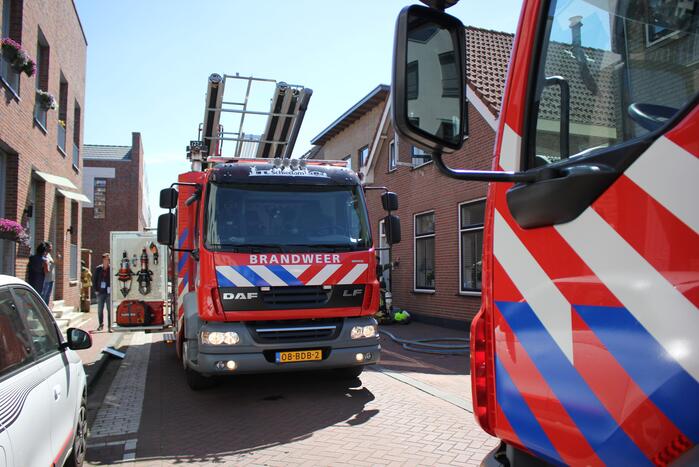 Enorme rookwolken bij zeer grote brand in woning