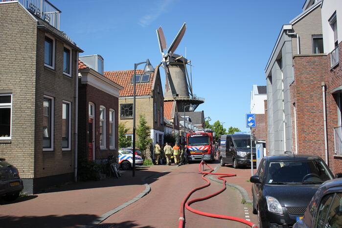 Enorme rookwolken bij zeer grote brand in woning