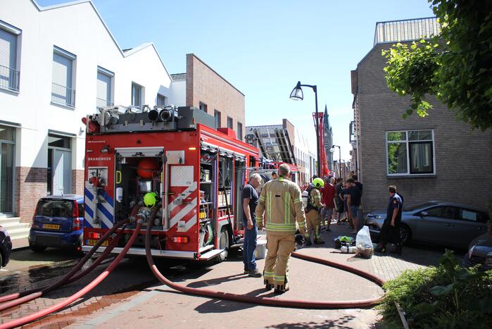 Enorme rookwolken bij zeer grote brand in woning