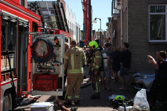 Enorme rookwolken bij zeer grote brand in woning