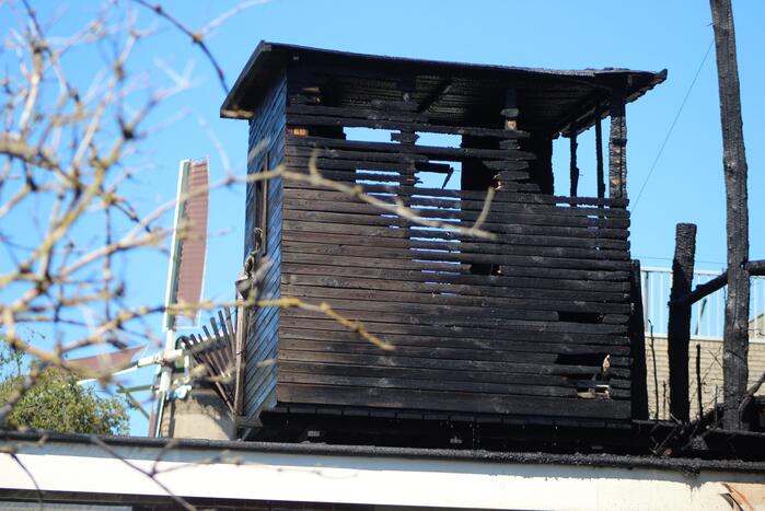 Enorme rookwolken bij zeer grote brand in woning