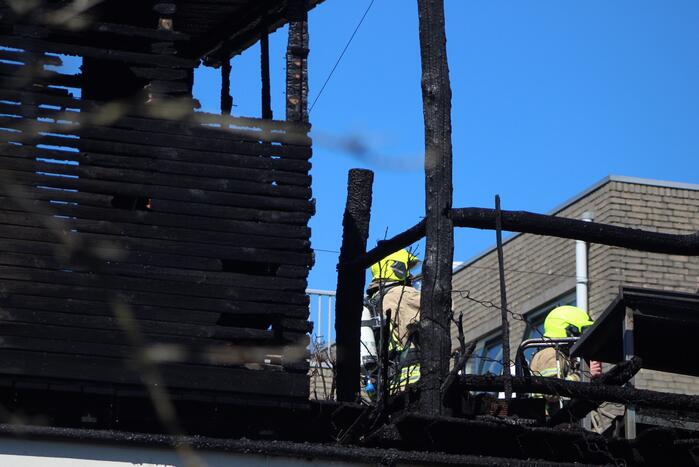 Enorme rookwolken bij zeer grote brand in woning