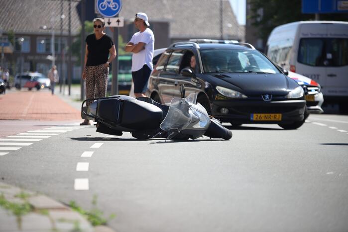 Scooterrijder gewond bij botsing met auto op kruising