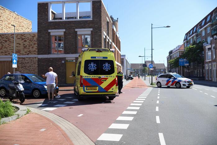 Scooterrijder gewond bij botsing met auto op kruising