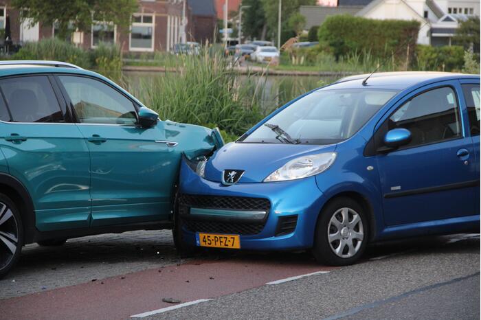 Automobilist rijdt tegen geparkeerde auto's