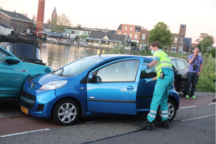 Automobilist rijdt tegen geparkeerde auto's