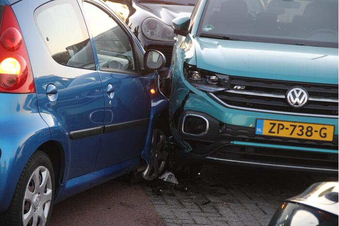 Automobilist rijdt tegen geparkeerde auto's