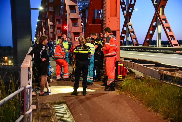 Scooterrijder zwaargewond bij botsing met vangrail Spijkenisserbrug