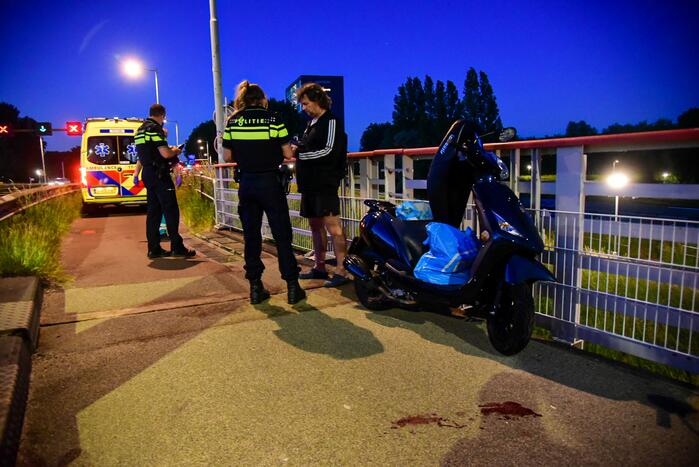Scooterrijder zwaargewond bij botsing met vangrail Spijkenisserbrug