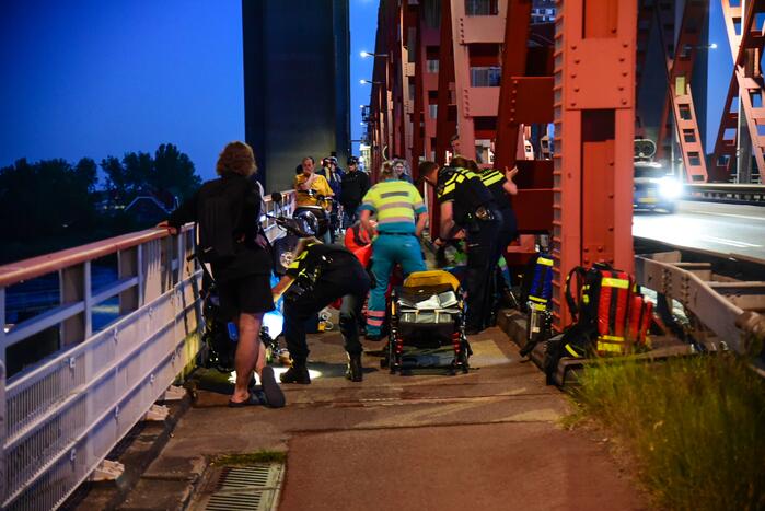 Scooterrijder zwaargewond bij botsing met vangrail Spijkenisserbrug
