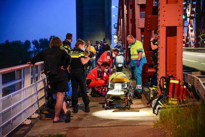 Scooterrijder zwaargewond bij botsing met vangrail Spijkenisserbrug