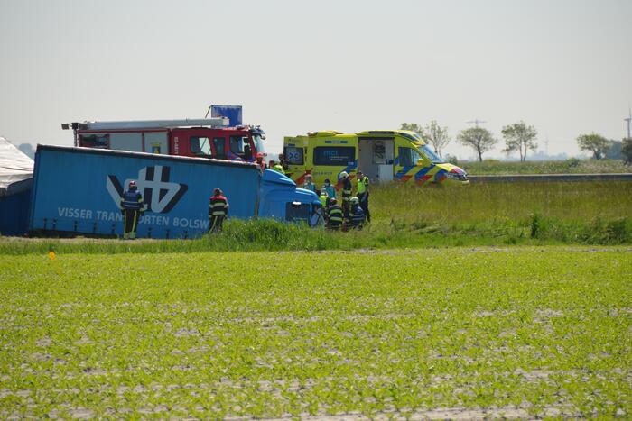 Vrachtwagencombinatie in sloot