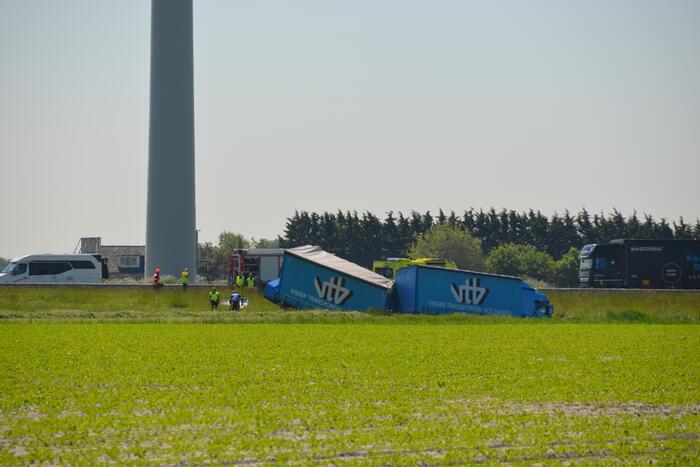 Vrachtwagencombinatie in sloot