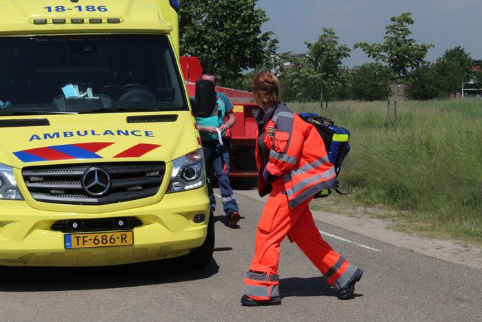 Motorrijder gelanceerd na botsing tegen auto