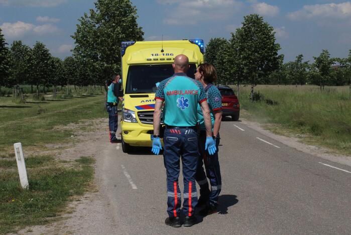 Motorrijder gelanceerd na botsing tegen auto