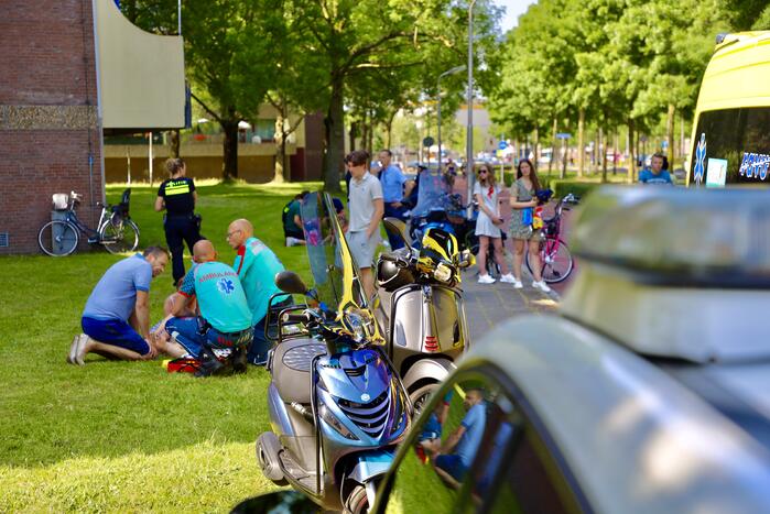 Scooterrijder botst op bakfiets met kinderen