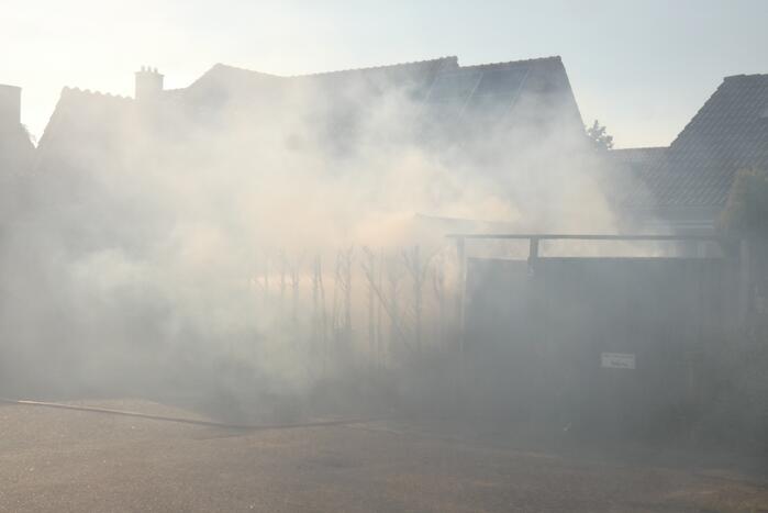 Schuur en conifeer verwoest door brand
