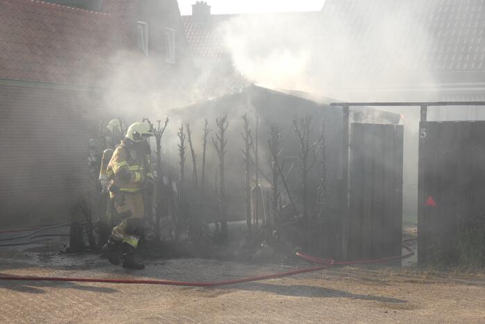 Schuur en conifeer verwoest door brand