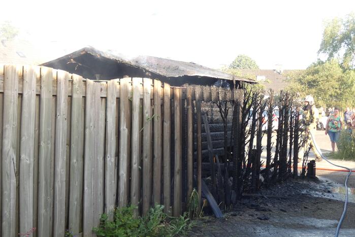 Schuur en conifeer verwoest door brand