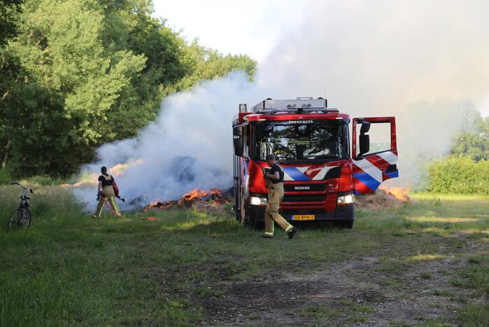 Veel rook door brand in berg gemaaid gras