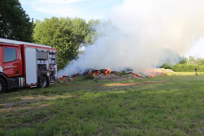 Veel rook door brand in berg gemaaid gras