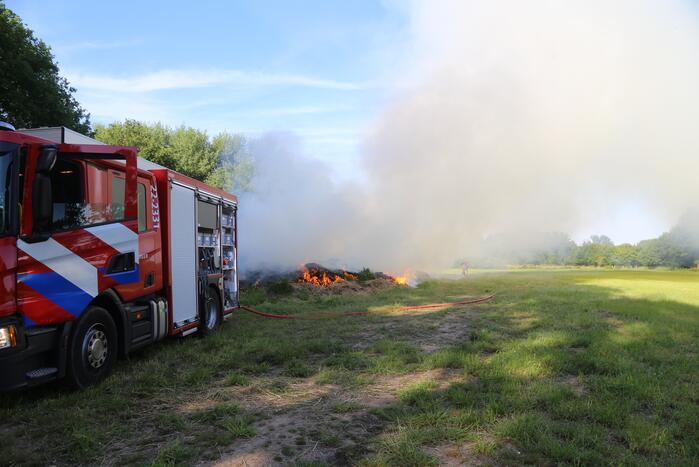 Veel rook door brand in berg gemaaid gras