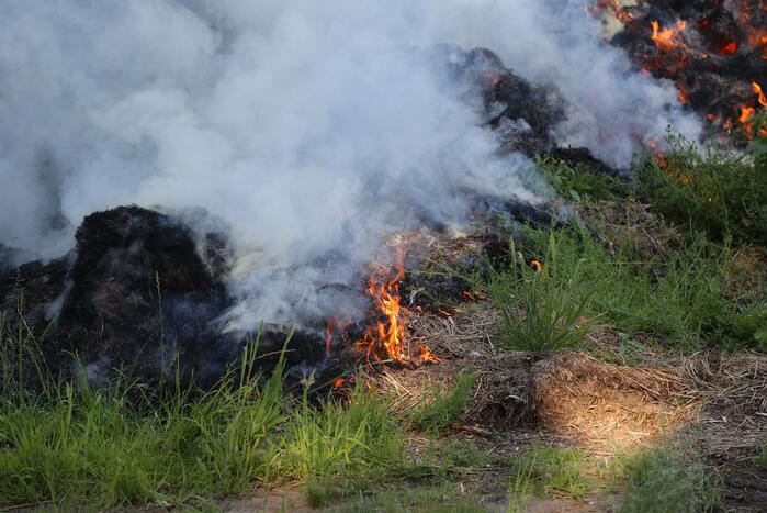 Veel rook door brand in berg gemaaid gras