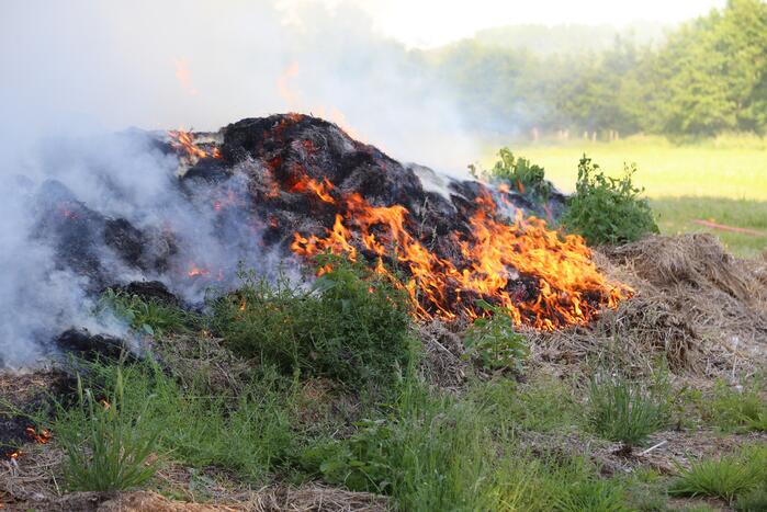 Veel rook door brand in berg gemaaid gras