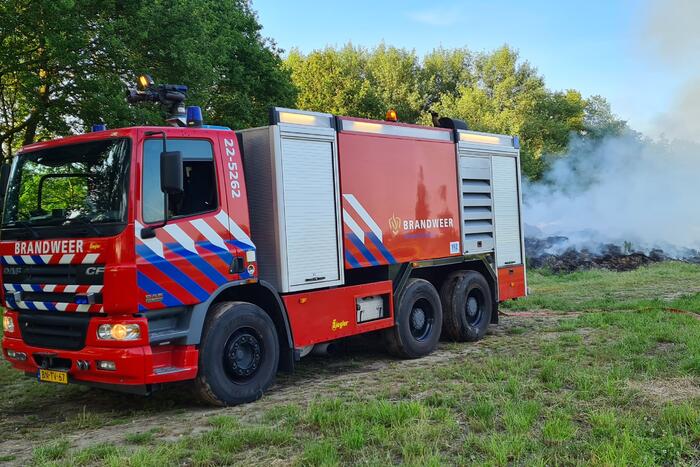 Veel rook door brand in berg gemaaid gras