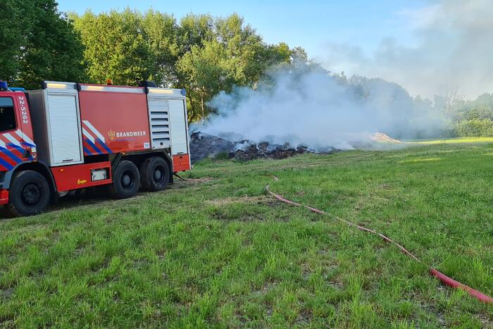 Veel rook door brand in berg gemaaid gras