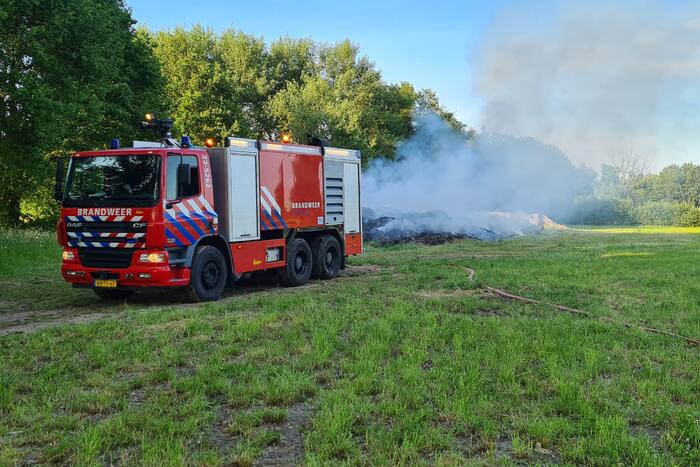 Veel rook door brand in berg gemaaid gras