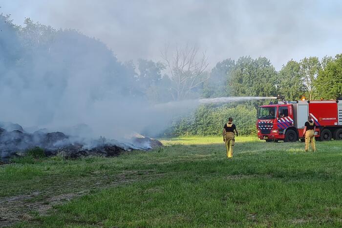 Veel rook door brand in berg gemaaid gras