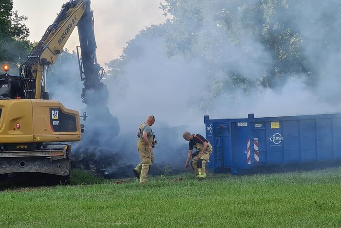 Veel rook door brand in berg gemaaid gras