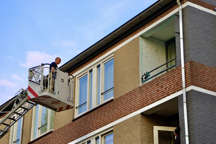 Brandweer haalt duif uit net