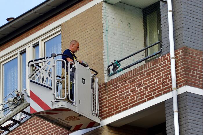 Brandweer haalt duif uit net