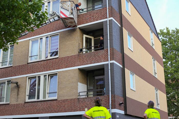 Brandweer haalt duif uit net