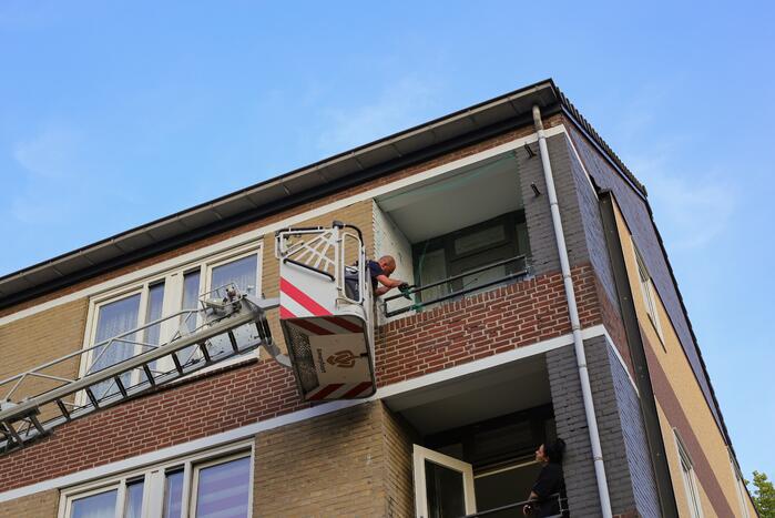 Brandweer haalt duif uit net