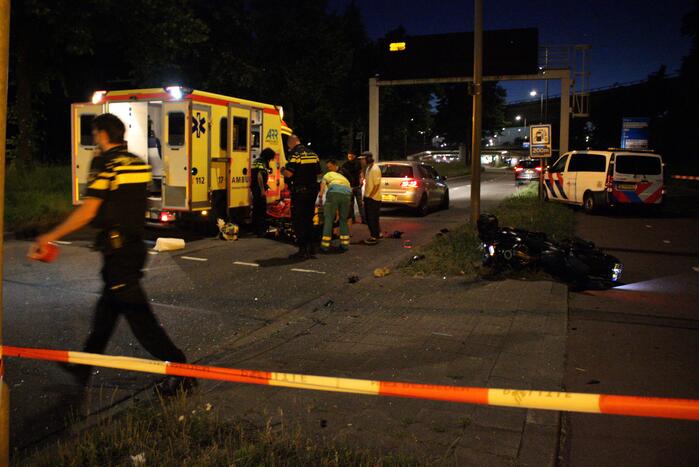 Motorrijder zwaargewond bij botsing met personenauto