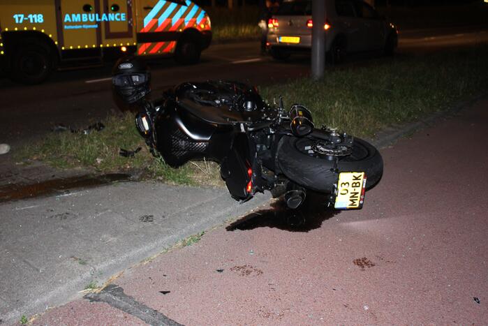 Motorrijder zwaargewond bij botsing met personenauto