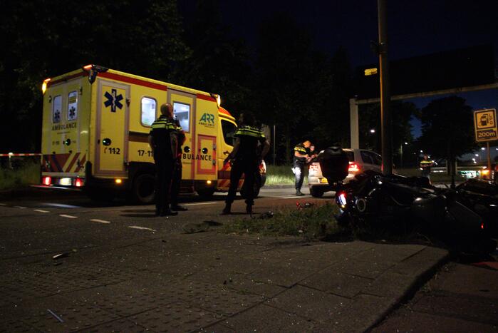 Motorrijder zwaargewond bij botsing met personenauto