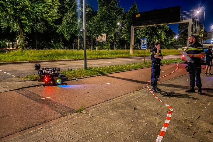 Motorrijder zwaargewond bij botsing met personenauto