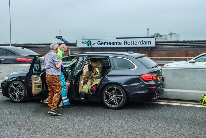 Snelweg dicht na aanrijding met vrachtwagen