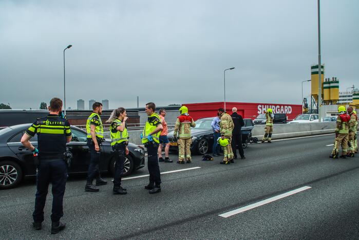 Snelweg dicht na aanrijding met vrachtwagen