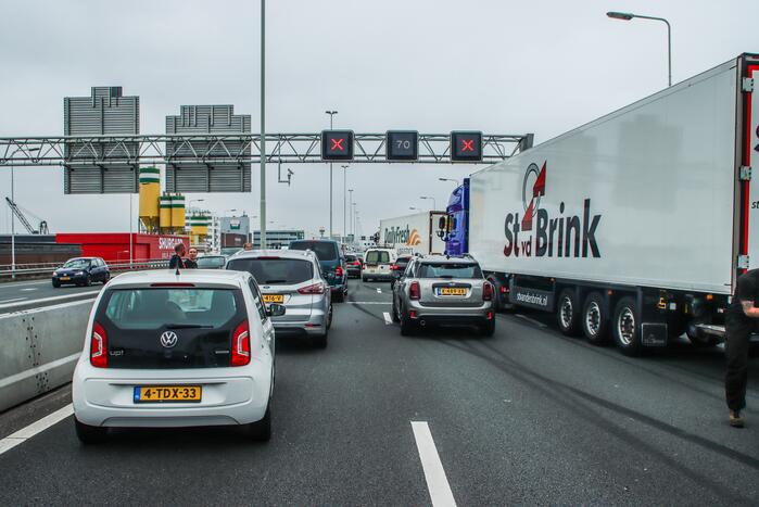 Snelweg dicht na aanrijding met vrachtwagen